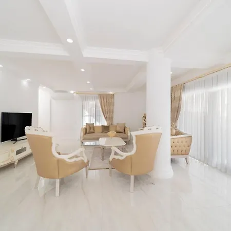 Vila Luxury In A Peaceful Neighborhood With Pool