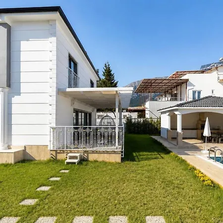 Luxury In A Peaceful Neighborhood With Pool Antalya