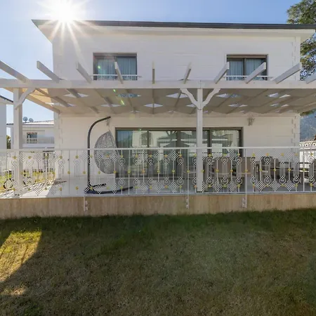 Vila Luxury In A Peaceful Neighborhood With Pool