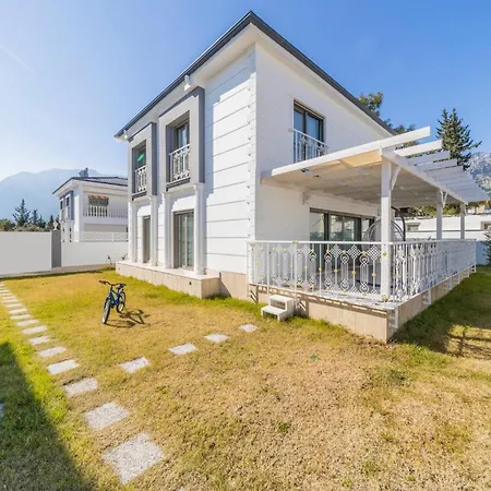 Vila Luxury In A Peaceful Neighborhood With Pool